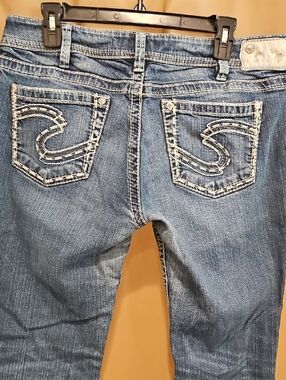 Silver Jeans Women’s Boot Cut Jeans with Embroidered Back Pockets W34 L 32